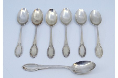 Conjunto de seis colheres de café e pá de açúcar em prata com gravados nos cabos.